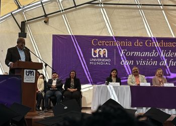 ASISTE GOBERNADOR VÍCTOR CASTRO A  GRADUACIÓN DE UNIVERSIDAD MUNDIAL