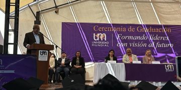 ASISTE GOBERNADOR VÍCTOR CASTRO A  GRADUACIÓN DE UNIVERSIDAD MUNDIAL