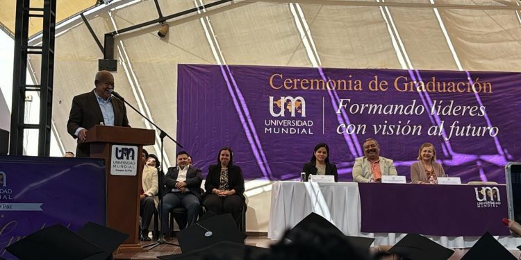 ASISTE GOBERNADOR VÍCTOR CASTRO A  GRADUACIÓN DE UNIVERSIDAD MUNDIAL