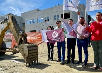 ENCABEZA ALCALDE DE LOS CABOS OSCAR LEGGS CASTRO BANDERAZO DE INICIO DE OBRA DE INTERCONEXIÓN DE RED DE AGUA POTABLE Y DRENAJE DE LA NUEVA CLÍNICA HOSPITAL DEL ISSSTE EN CSL