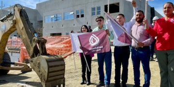 ENCABEZA ALCALDE DE LOS CABOS OSCAR LEGGS CASTRO BANDERAZO DE INICIO DE OBRA DE INTERCONEXIÓN DE RED DE AGUA POTABLE Y DRENAJE DE LA NUEVA CLÍNICA HOSPITAL DEL ISSSTE EN CSL