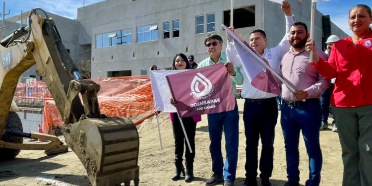ENCABEZA ALCALDE DE LOS CABOS OSCAR LEGGS CASTRO BANDERAZO DE INICIO DE OBRA DE INTERCONEXIÓN DE RED DE AGUA POTABLE Y DRENAJE DE LA NUEVA CLÍNICA HOSPITAL DEL ISSSTE EN CSL