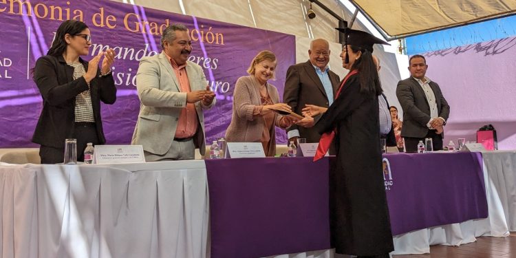 LA UNIVERSIDAD MUNDIAL ENTREGA A LA COMUNIDAD MÁS DE UN CENTENAR DE NUEVOS PROFESIONISTAS