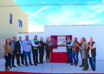 ENCABEZA EL PRESIDENTE MUNICIPAL DE LOS CABOS OSCAR LEGGS CASTRO ENTREGA DE PAVIMENTACIÓN DE LA CALLE GIRASOLES EN LA COLONIA JACARANDAS EN CSL