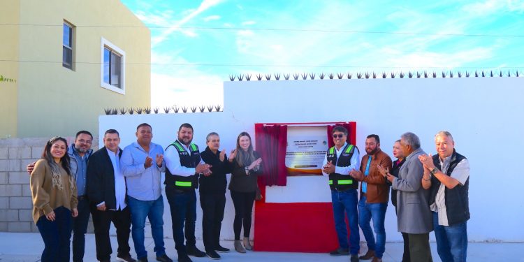 ENCABEZA EL PRESIDENTE MUNICIPAL DE LOS CABOS OSCAR LEGGS CASTRO ENTREGA DE PAVIMENTACIÓN DE LA CALLE GIRASOLES EN LA COLONIA JACARANDAS EN CSL