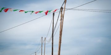 REALIZAN RECORRIDO EN LA COLONIA VALLE DEL CABO EL SECRETARIO DELEGACIONAL DE CSL Y PERSONAL DE CFE PARA IMPLEMENTAR PROYECTO DE ELECTRIFICACIÓN