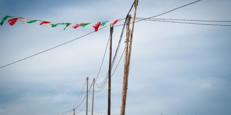 REALIZAN RECORRIDO EN LA COLONIA VALLE DEL CABO EL SECRETARIO DELEGACIONAL DE CSL Y PERSONAL DE CFE PARA IMPLEMENTAR PROYECTO DE ELECTRIFICACIÓN
