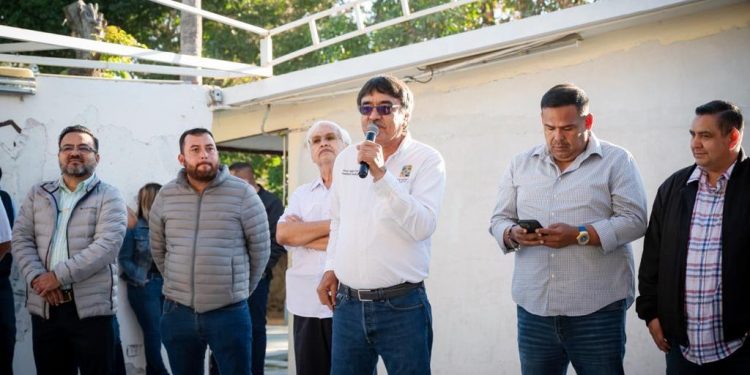 EL ALCALDE DE LOS CABOS OSCAR LEGGS CASTRO REITERÓ QUE SEGUIRÁ TRABAJANDO A FAVOR DE LA EDUCACIÓN, DURANTE LA ENTREGA DE TECHUMBRE DE LA SECUNDARIA MOISÉS SAENZ GARZA