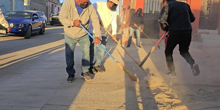 ENCABEZÓ EL PRESIDENTE MUNICIPAL DE LOS CABOS OSCAR LEGGS CASTRO LAS ACTIVIDADES DE LIMPIEZA EN LA COLONIA GARDENIAS EN CSL