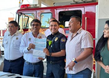 ENTREGÓ EL ALCALDE DE LOS CABOS OSCAR LEGGS CASTRO RECURSO ECONÓMICO A BOMBEROS Y CRUZ ROJA