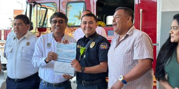ENTREGÓ EL ALCALDE DE LOS CABOS OSCAR LEGGS CASTRO RECURSO ECONÓMICO A BOMBEROS Y CRUZ ROJA