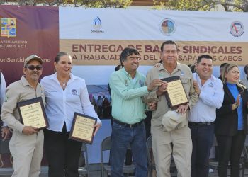 ENTREGA ALCALDE OSCAR LEGGS CASTRO BASES SINDICALES AL PERSONAL DE OOMSAPAS LOS CABOS