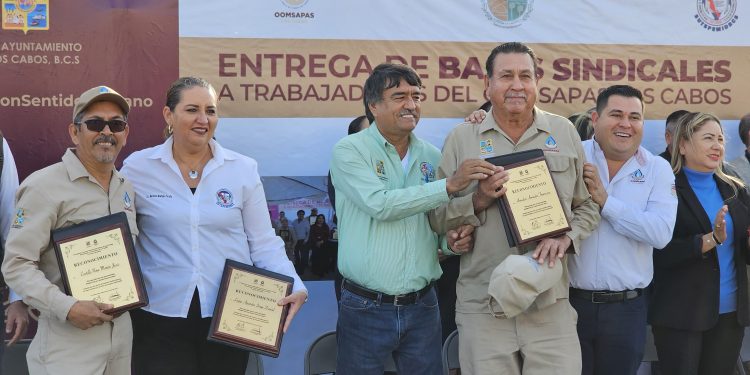 ENTREGA ALCALDE OSCAR LEGGS CASTRO BASES SINDICALES AL PERSONAL DE OOMSAPAS LOS CABOS