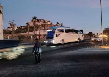 SEGURIDAD PÚBLICA DE LOS CABOS AGILIZA EL TRÁFICO EN ZONAS DE CONFLICTO VEHICULAR CON EL APOYO DE ELEMENTOS DE TRÁNSITO.