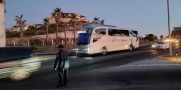 SEGURIDAD PÚBLICA DE LOS CABOS AGILIZA EL TRÁFICO EN ZONAS DE CONFLICTO VEHICULAR CON EL APOYO DE ELEMENTOS DE TRÁNSITO.