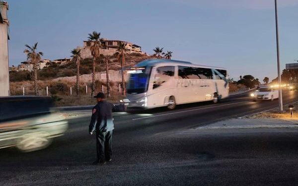 SEGURIDAD PÚBLICA DE LOS CABOS AGILIZA EL TRÁFICO EN ZONAS DE CONFLICTO VEHICULAR CON EL APOYO DE ELEMENTOS DE TRÁNSITO.