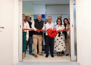 GOBERNADOR VCC Y DIRECTOR GENERAL DEL ISSSTE, ENTREGAN RESONADOR MAGNÉTICO EN LA PAZ