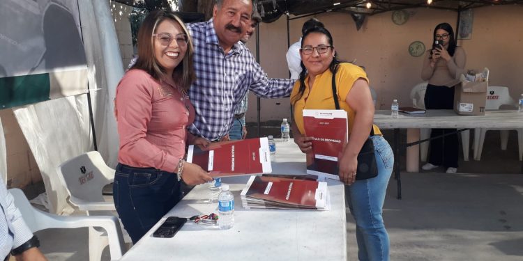 RECIBEN 33 FAMILIAS DE MULEGÉ TÍTULOS DE PROPIEDAD
