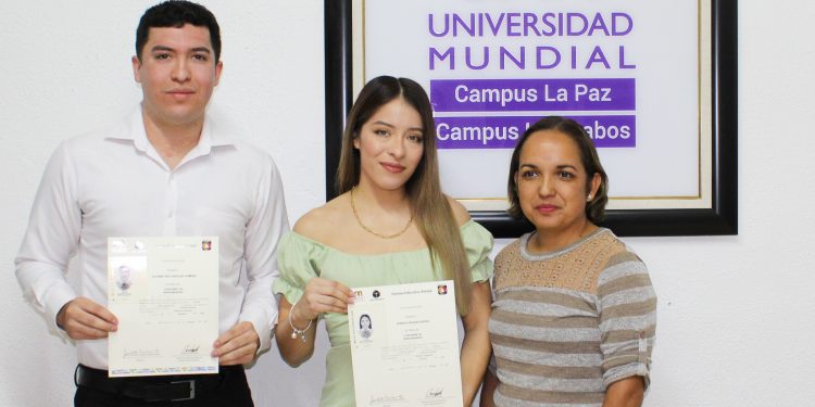 UNIVERSIDAD MUNDIAL ENTREGÓ 30 NUEVOS TÍTULOS PROFESIONALES