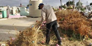 SERVICIOS PÚBLICOS DE LOS CABOS REALIZA TAREAS DE LIMPIEZA EN PANTEONES