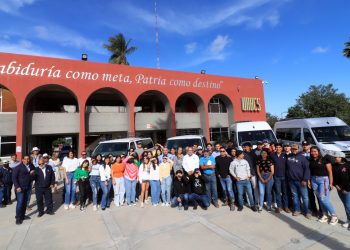 RECTOR DE LA UABCS ENTREGA NUEVAS UNIDADES VEHICULARES PARA FORTALECER LAS ACTIVIDADES ACADÉMICAS DEL ESTUDIANTADO