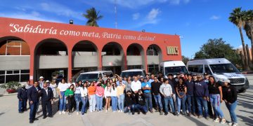 RECTOR DE LA UABCS ENTREGA NUEVAS UNIDADES VEHICULARES PARA FORTALECER LAS ACTIVIDADES ACADÉMICAS DEL ESTUDIANTADO