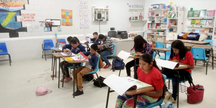 SEP DISTRIBUYE LIBROS DE TEXTO EN LENGUAS ORIGINARIAS A ESCUELAS PARA MIGRANTES