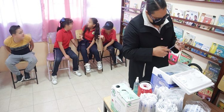 REALIZAN JORNADAS DE VACUNACIÓN INFANTIL EN ESCUELAS PRIMARIAS DE LA PAZ