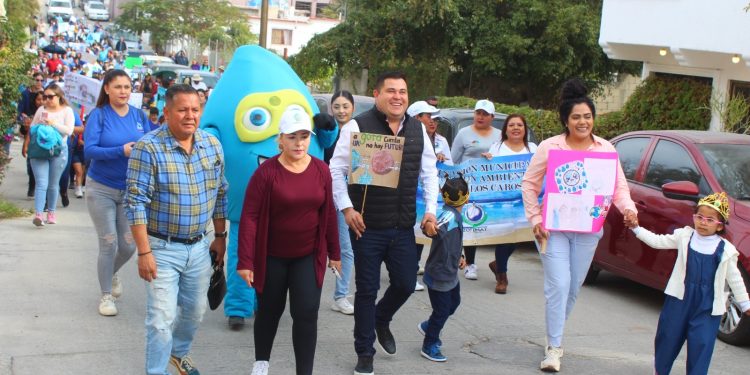 SE LLEVÓ A CABO EL “ DESFILE POR EL AGUA “ , CON LA PARTICIPACIÓN DE NIÑOS Y NIÑAS DE LA PRIMARIA GREGORIO CRUZ Y RODRÍGUEZ EN SAN JOSÉ DEL CABO