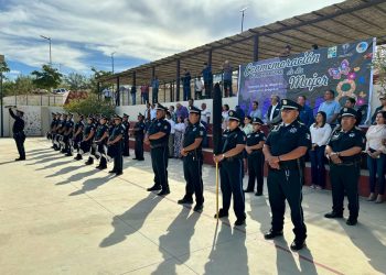ENCABEZAN AUTORIDADES MUNICIPALES CEREMONIA DE HONORES A LA BANDERA DESDE LA COMUNIDAD DE MIGRIÑO