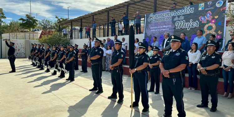ENCABEZAN AUTORIDADES MUNICIPALES CEREMONIA DE HONORES A LA BANDERA DESDE LA COMUNIDAD DE MIGRIÑO