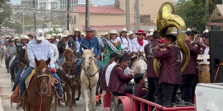 ENCABEZARON AUTORIDADES MUNICIPALES TRADICIONAL CABALGATA EN EL MARCO DE LAS FIESTAS TRADICIONALES DE SAN JOSÉ DEL CABO