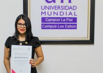 EGRESADA DE LA UNIVERSIDAD MUNDIAL RECIBE PREMIO POR EXCELENCIA EN EL EXAMEN EGEL