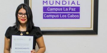 EGRESADA DE LA UNIVERSIDAD MUNDIAL RECIBE PREMIO POR EXCELENCIA EN EL EXAMEN EGEL
