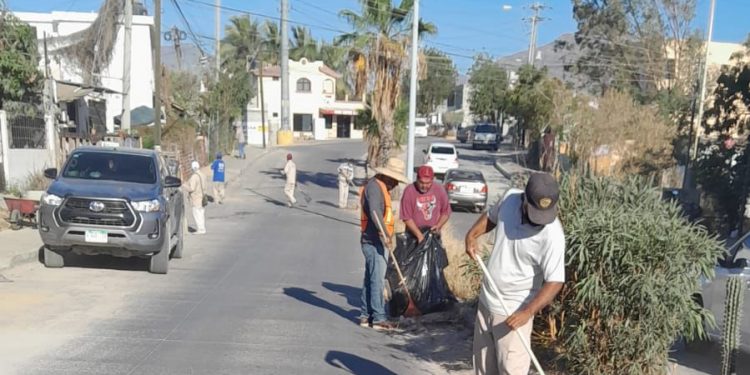 SERVICIOS PÚBLICOS, CONTINÚA CON LAS LABORES DE BARRIDO Y RETIRO DE BASURA EN LAS PRINCIPALES VÍAS ALTERNAS A LA CARRETERA TRANSPENINSULAR EN SAN JOSÉ DEL CABO.