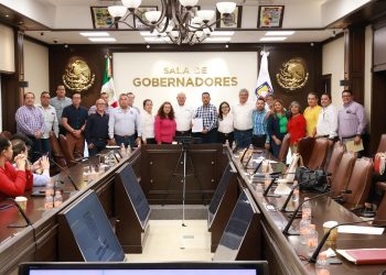 FIRMAN GOBERNADOR DE BCS Y LÍDERES SINDICALES, AUMENTO SALARIAL PARA TRABAJADORES DEL SERVICIO PÚBLICO