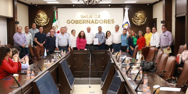 FIRMAN GOBERNADOR DE BCS Y LÍDERES SINDICALES, AUMENTO SALARIAL PARA TRABAJADORES DEL SERVICIO PÚBLICO