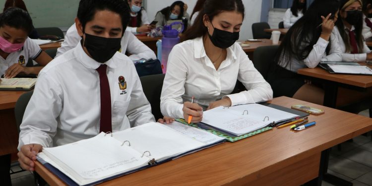 ATIENDE GOBERNADOR DE BCS SOLICITUDES DE TRABAJADORES DE LA EDUCACIÓN