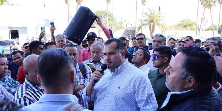 ATIENDE GOBIERNO DEL ESTADO A TAXISTAS DE LOS CABOS
