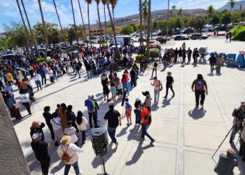 CIENTOS ESTUDIANTES CIENTIFICOS Y MEDIOS DE COMUNICACIÓN ACUDIERON A LA OBSERVACION DEL ECLIPSE SOLAR ESTA MAÑANA EN LA EXPLANADA DE RECTORIA DE LA UNIVERSIDAD AUTONOMA DE BAJA CALIFORNIA SUR