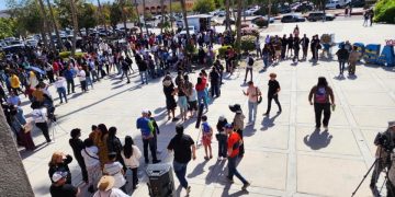 CIENTOS ESTUDIANTES CIENTIFICOS Y MEDIOS DE COMUNICACIÓN ACUDIERON A LA OBSERVACION DEL ECLIPSE SOLAR ESTA MAÑANA EN LA EXPLANADA DE RECTORIA DE LA UNIVERSIDAD AUTONOMA DE BAJA CALIFORNIA SUR