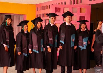 SE GRADÚAN ESTUDIANTES EN ADMINISTRACIÓN DE AGRONEGOCIOS DE LA UABCS GUERRERO NEGRO