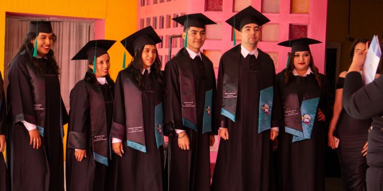 SE GRADÚAN ESTUDIANTES EN ADMINISTRACIÓN DE AGRONEGOCIOS DE LA UABCS GUERRERO NEGRO