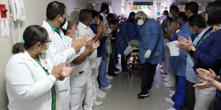 DESPIDEN ENTRE APLAUSOS A DONADORA DE ÓRGANOS EN HGZ/MF No. 1 DEL IMSS BCS