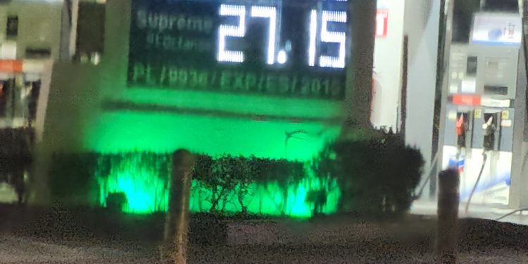POR EL AUMENTO GRADUAL EN EL PRECIO DE LA GASOLINA DE ALTO OCTANAJE EN ESTA CIUDAD SE COTIZÓ AYER EN VEINTISIETE PESOS CON QUINCE CENTAVOS EL LITRO