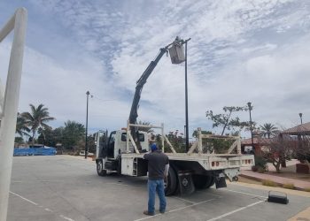 REHABILITA GOBIERNO DE LOS CABOS LUMINARIAS EN ESPACIOS DEPORTIVOS DE LOS CABOS