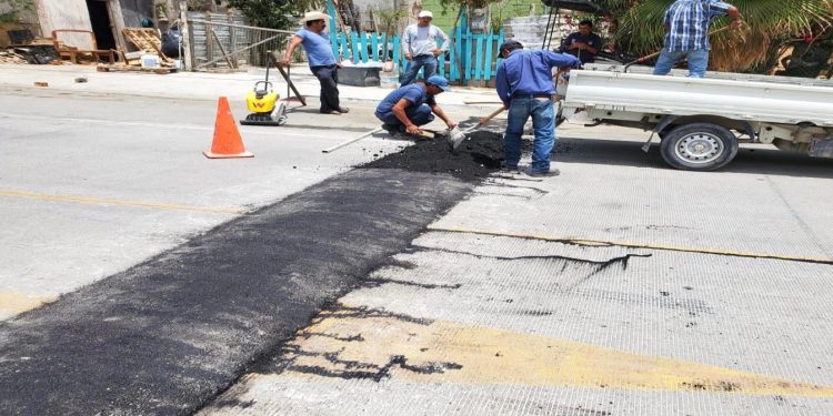 CONSTRUYÓ OBRAS PÚBLICAS TOPES DE VIALIDAD EN LAS COLONIAS JARDINES DEL SOL Y LOS VENADOS EN CSL