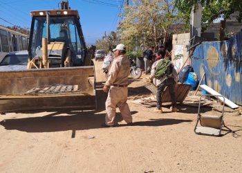 REALIZA SERVICIOS PÚBLICOS LABORES DE LEVANTAMIENTO DE RAMAS Y CACHARROS EN LA COLONIA LOS CANGREJOS EN CABO SAN LUCAS