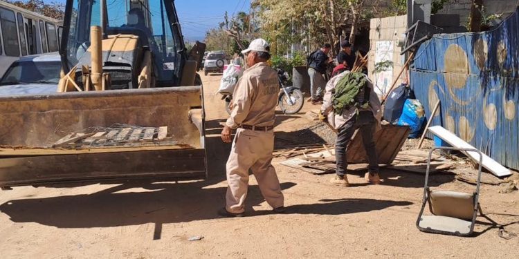REALIZA SERVICIOS PÚBLICOS LABORES DE LEVANTAMIENTO DE RAMAS Y CACHARROS EN LA COLONIA LOS CANGREJOS EN CABO SAN LUCAS