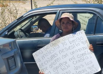 EN CALLES DE ESTA CIUDAD UNA MUJER SOLICITA APOYO ECONOMICO DE LOS CONDUCTORES PARA EL SOSTENIMIENTO FAMILIAR